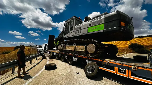 Lowbed üzerindeki iş makinesi için yolda lastik yardımı
