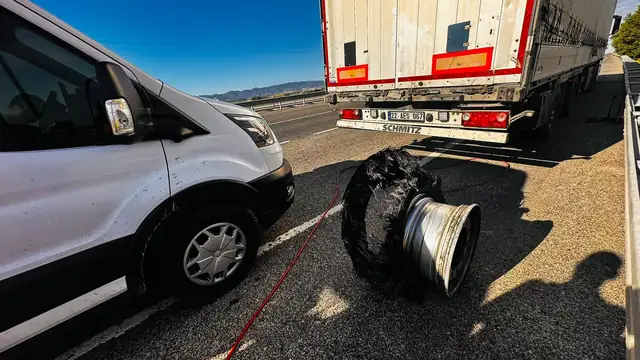 Tekirdağ'da otoyolda tır lastiği değişimi yapan mobil lastik yol yardım aracı