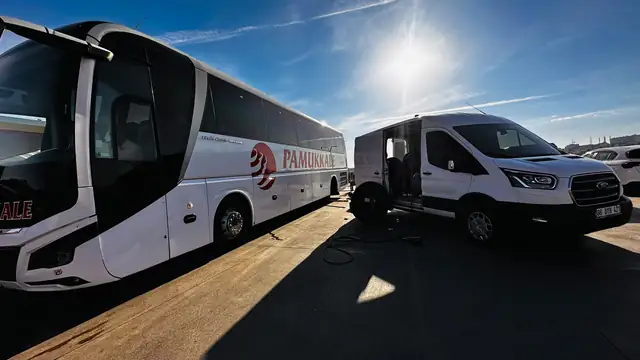 Yolcu otobüsüne lastik yol yardım servisi aracı