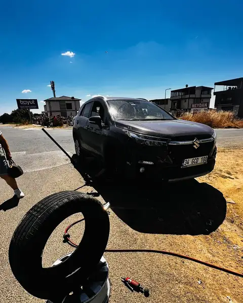 Yol kenarında otomobile lastik yol yardım