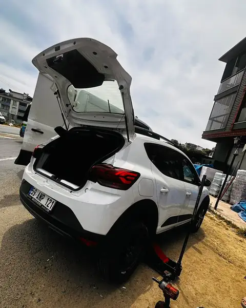 Lastiği patlayan SUV araçta yerinde değişim