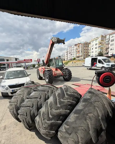Traktör ve iş makinesi lastikleri değişim için hazır
